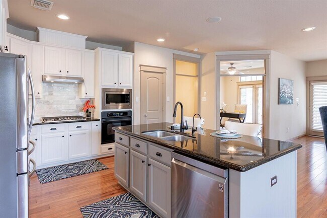 Building Photo - 27 S Mews Wood Ct