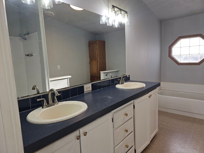 Building Photo - 3 bed 2 bath Double Wide Mobile Home In Qu...