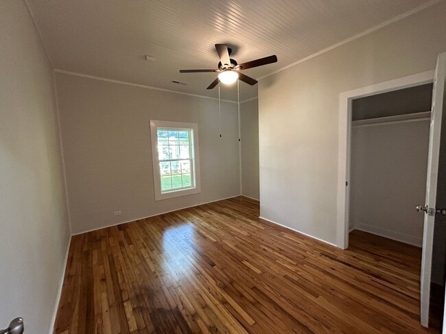 Building Photo - 401 Francis St E