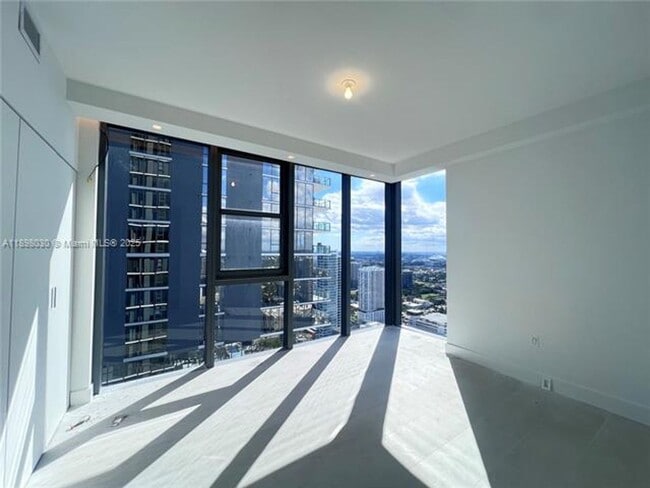 Building Photo - 700 NE 24th St