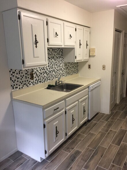 Building Photo - 107 Sharon Garden Ct