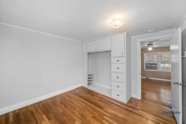 Building Photo - 3 bedrooms, 1.5 bath on large lot in North...
