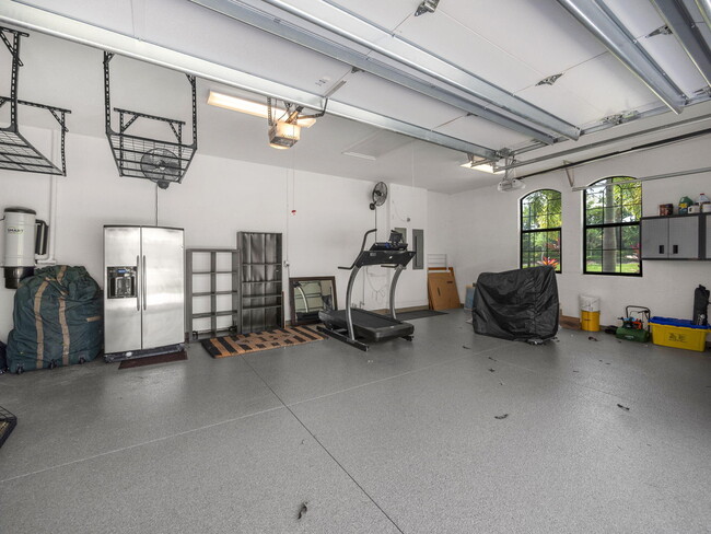 Building Photo - 9931 Bozzano Dr