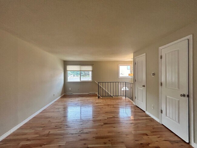 Building Photo - 2-Bed/1.5-Bath Longmont Townhome