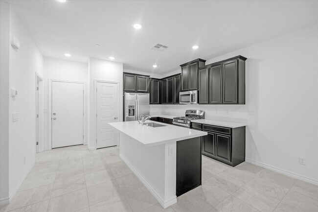 Building Photo - Iron Mountain Townhome with attached garage