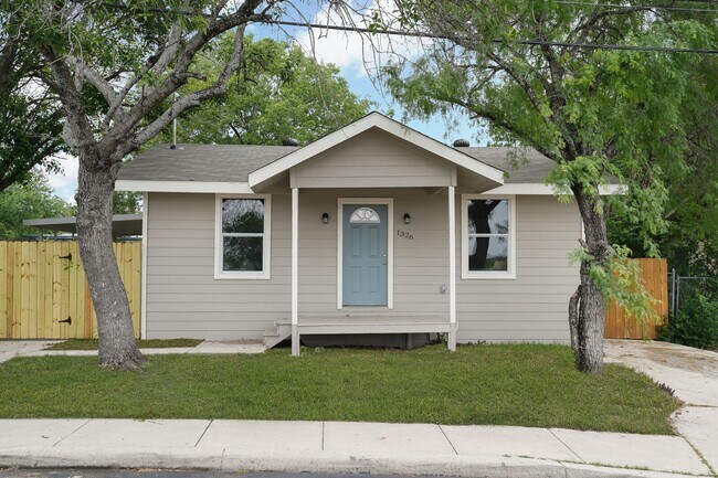 Building Photo - 3 bedroom 2 bath less than a mile from Fort Sam AFB!