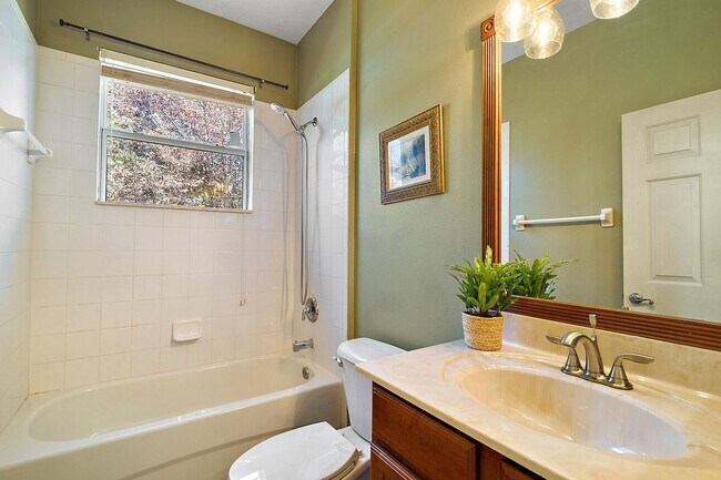 Building Photo - Gorgeous 3-Bedroom, 2-Bath in Bright Water...