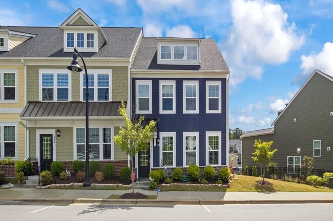 Building Photo - End Unit Townhome with many Upgrades - Downtown Wake Forest!