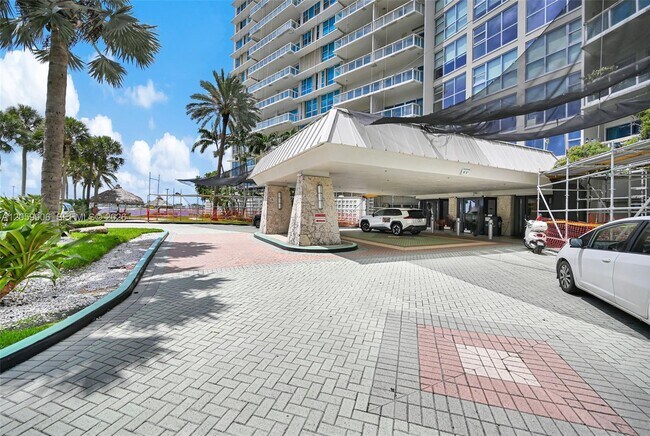 Building Photo - 2451 Brickell Ave