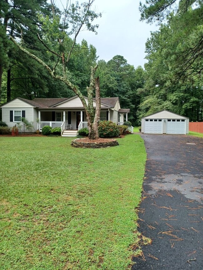 Building Photo - Beautiful home on large lot in Western Branch