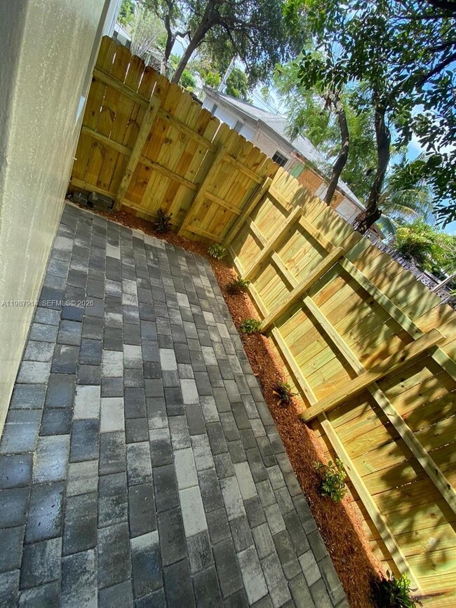 Building Photo - 615 NE 26th St