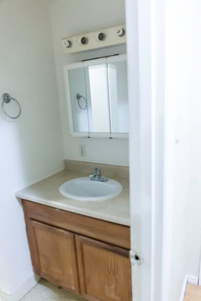 Building Photo - 1350 W 27th Ave