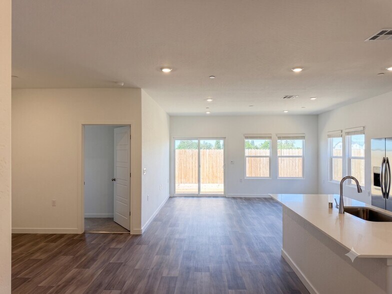 Building Photo - 3323 N Contessa Ave