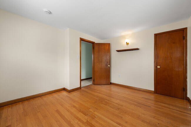 Building Photo - 204 Dunham St