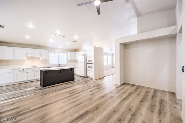 Building Photo - 1851 Vista Pointe Ave