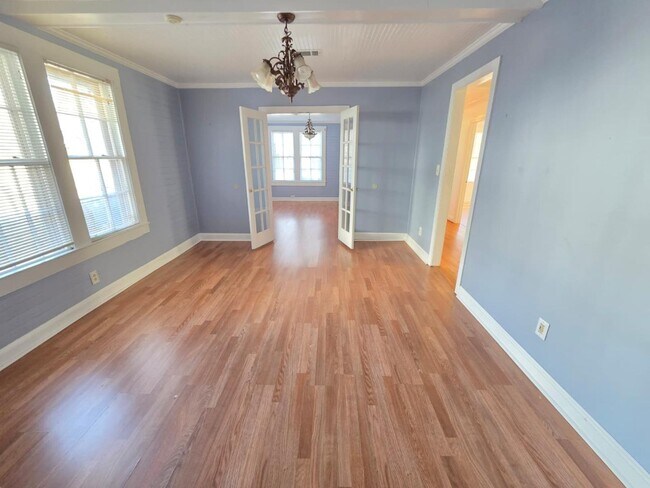 Building Photo - 310 7th St