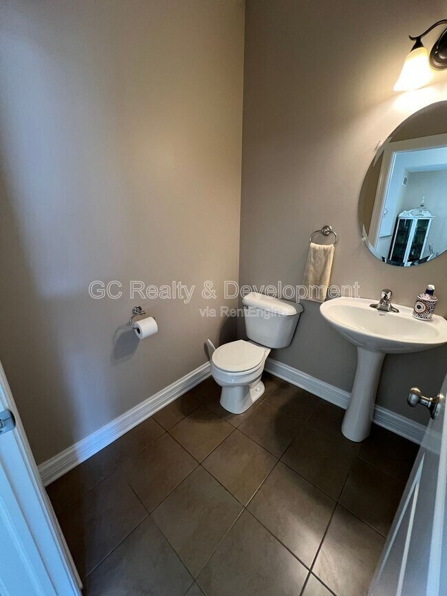 Building Photo - 112 Lakeshore Dr