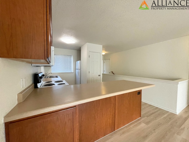 Building Photo - West Side Townhome!