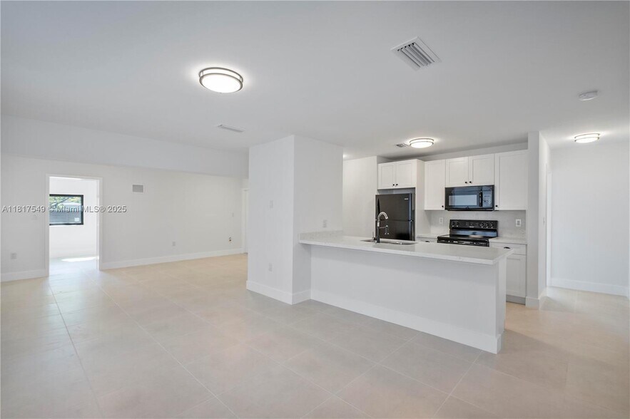 Building Photo - 490 NE 141st St