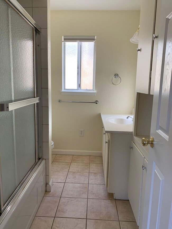 Building Photo - Downtown apartment