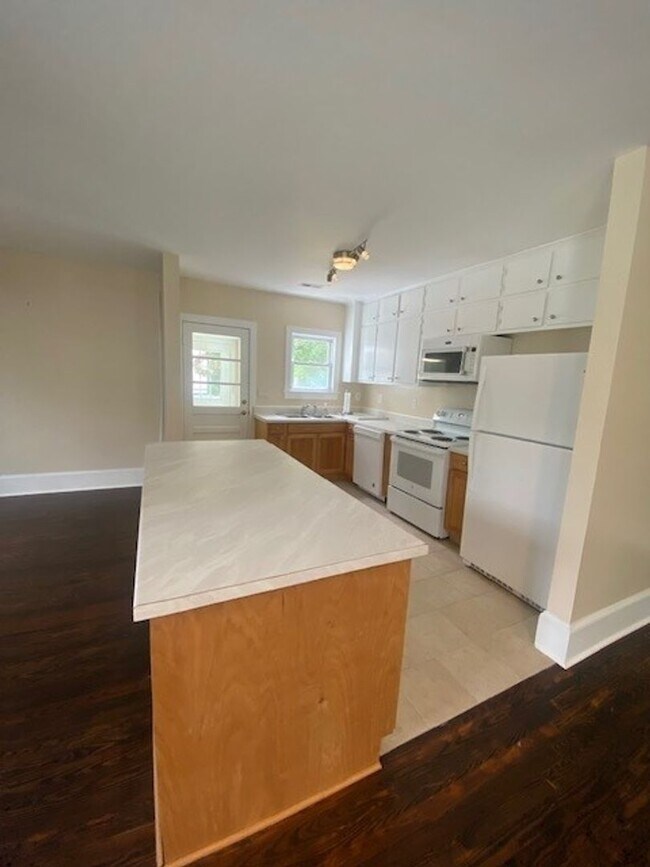 Building Photo - Introducing a charming 2-bedroom, 2-bathro...