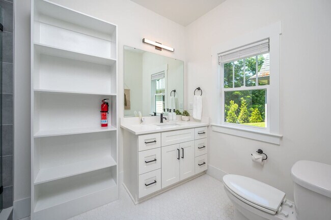 Building Photo - 2019 James St