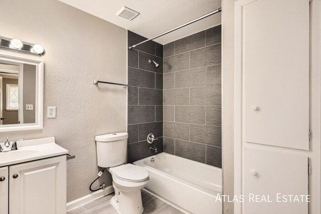 Building Photo - 538 Raemar Cir