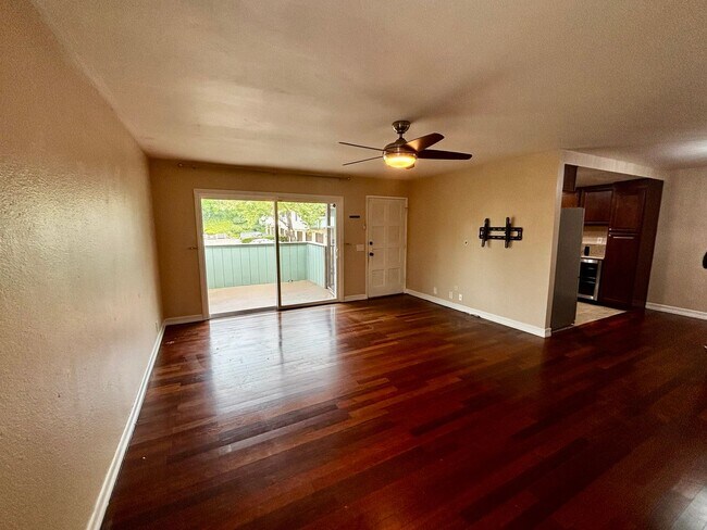 Building Photo - Updated and Spacious 2 bed 1.5 bath