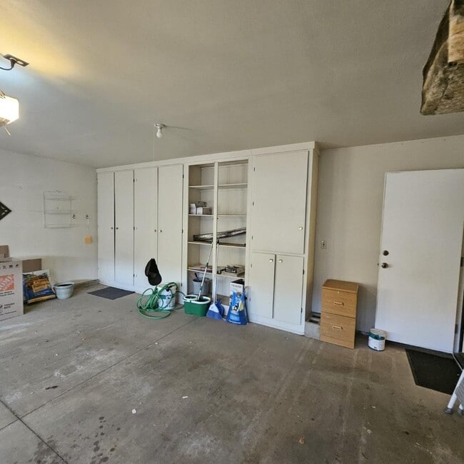 Building Photo - 2890 Summer Set Cir