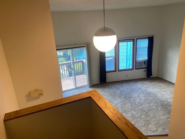 Building Photo - 3 bedroom 1.5 Bath Tandem Home!