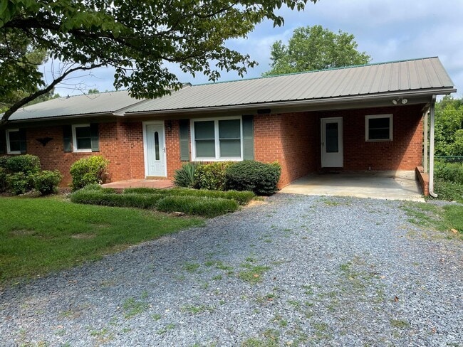 Building Photo - 3 BED, 2 BATH BRICK HOME LOCATED IN COUNTR...