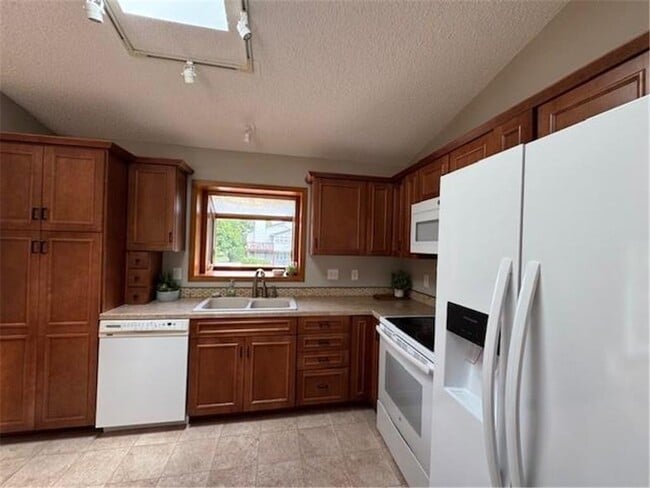 Building Photo - 1327 Windcrest Ave