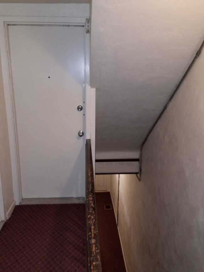 Hallway / Unit entry - 346 Meyran Ave