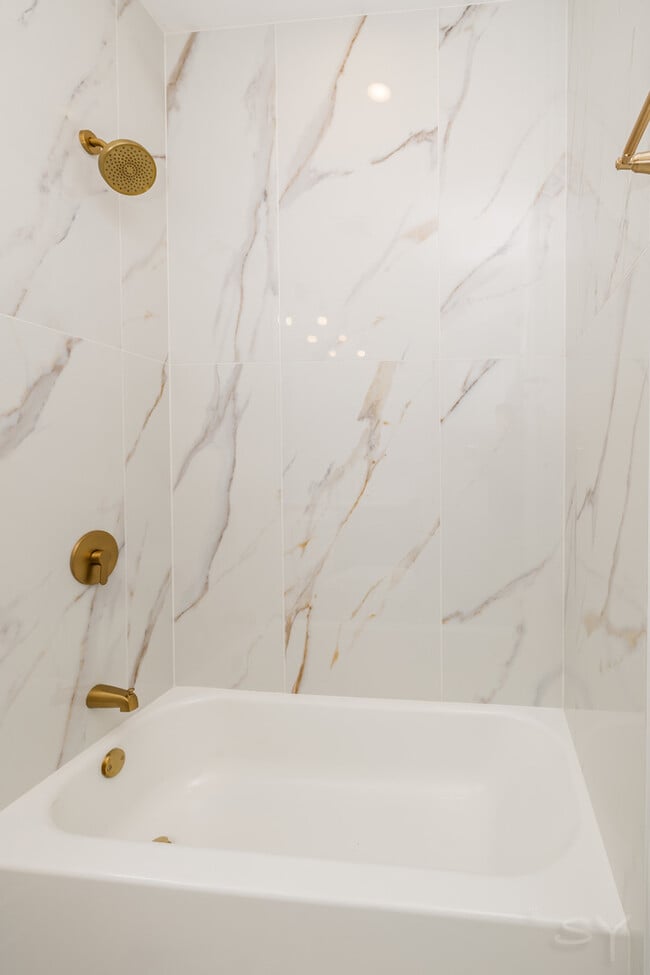 Building Photo - 6036 S Rhodes Ave