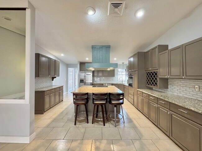 Building Photo - Lake Hartridge Condo - Two Levels with Water Views