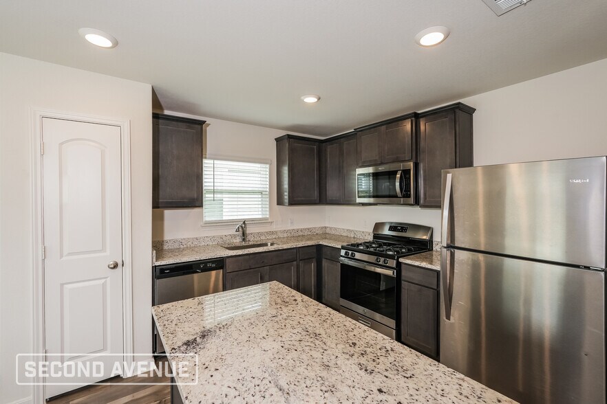 Building Photo - 1325 Woodwinds Dr