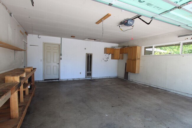 Building Photo - MOVE IN READY! Spacious 4-Bedroom Coconino...