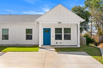 Building Photo - 2566 Oak St