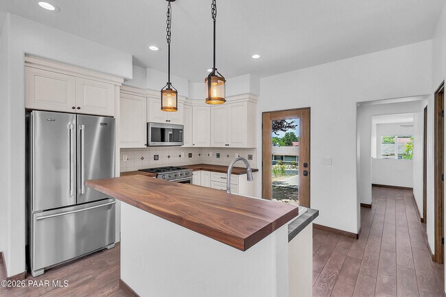 Building Photo - 821 Prescott Heights Dr