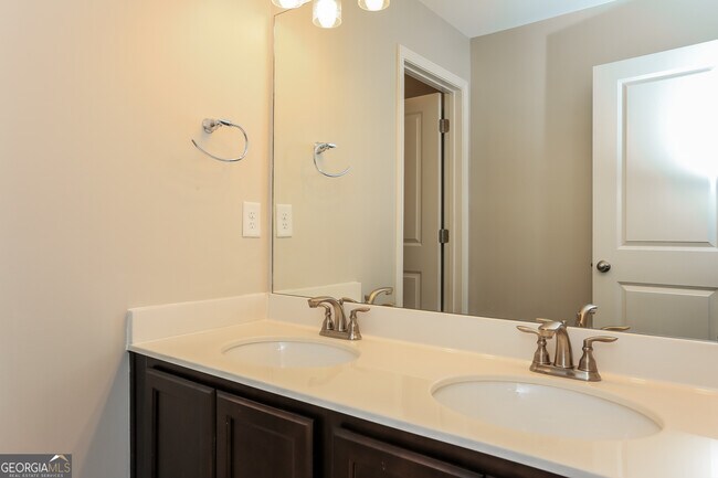 Building Photo - 32 Maple Grove Dr