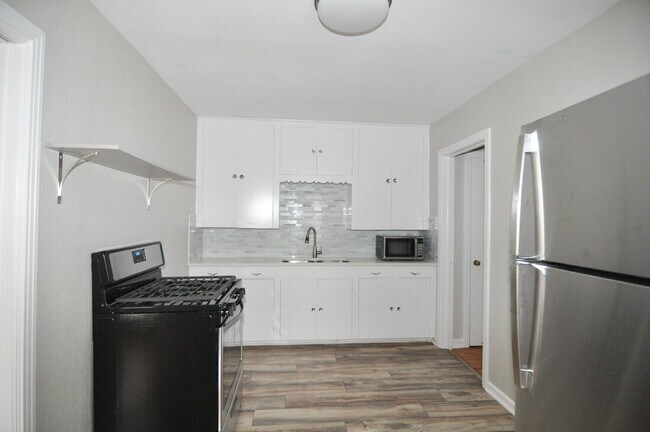 Building Photo - "Charming One-Bedroom Gem Near Downtown Sundance Square with Timeless Character and Modern Upgrad...