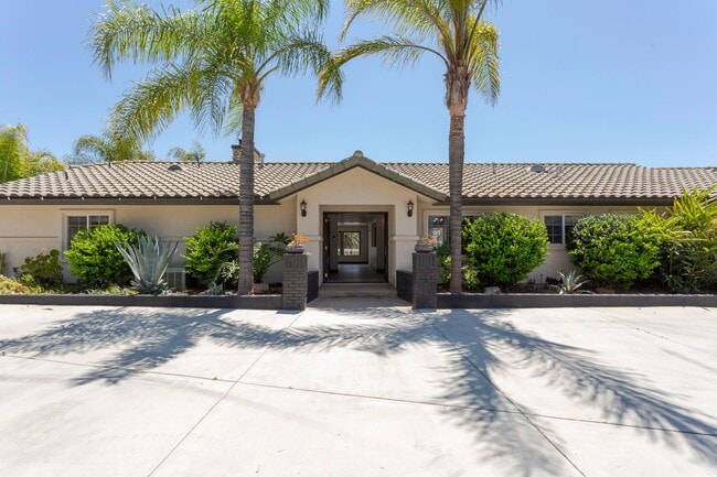 Building Photo - RANCH STYLE POOL HOME ON 2+ ACRES IN THE H...