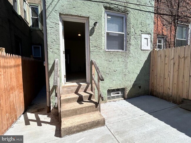 Building Photo - 606 N 55th St