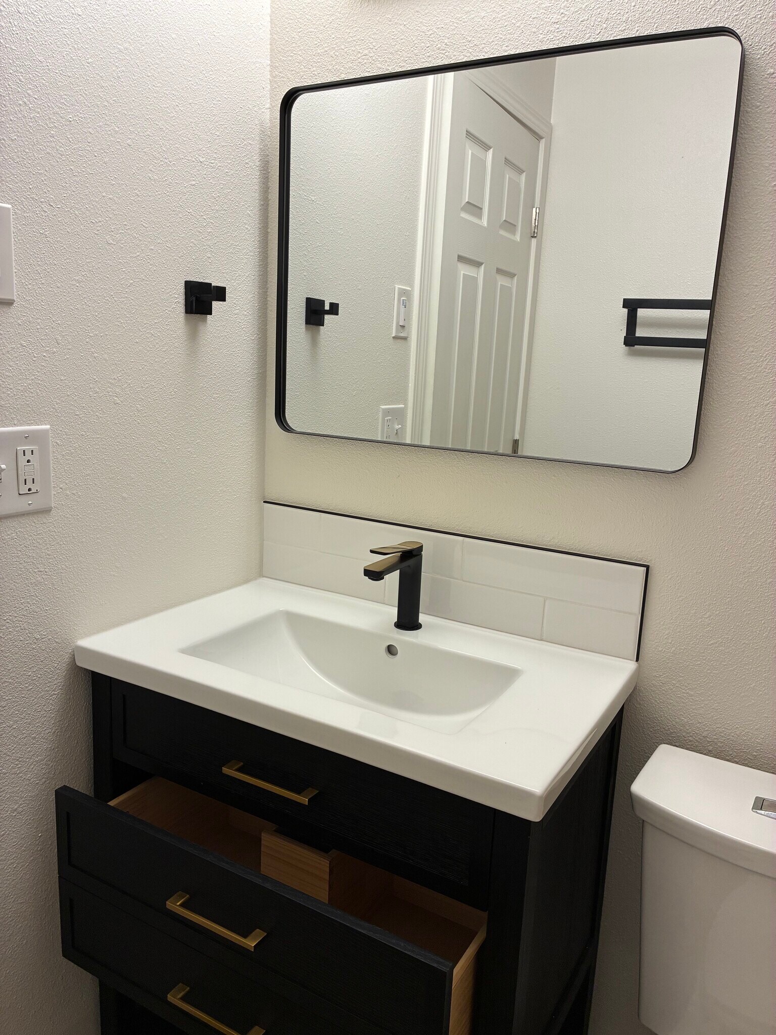 Main bath - 9301 SW Hill St