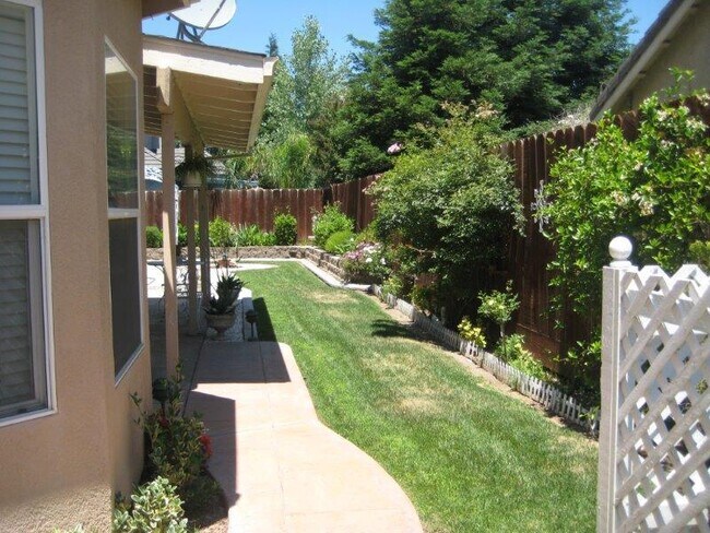 Building Photo - Large corner lot, 4 bedroom with Pool/Spa