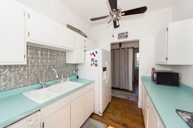 Building Photo - 350 King St