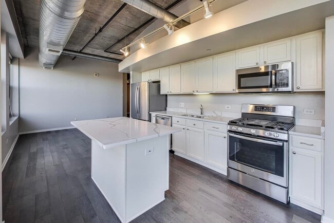 Building Photo - 933 W Van Buren St