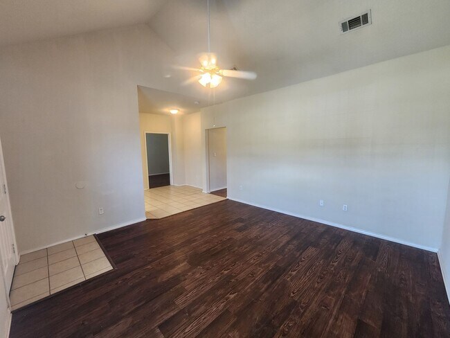 Building Photo - Charming 3 bedroom duplex in Weatherford