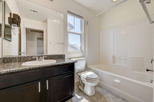 Building Photo - Exquisite Townhome - Life of luxury