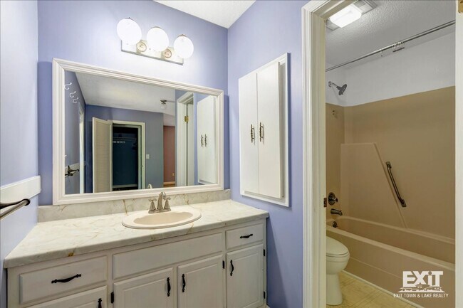 Building Photo - Amazing 4 Bedroom, 3 Bath Home With 2 Kitchens!